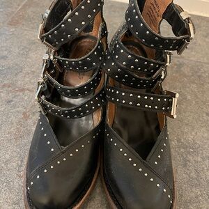 Freebird
Size 6
Black
Felicity